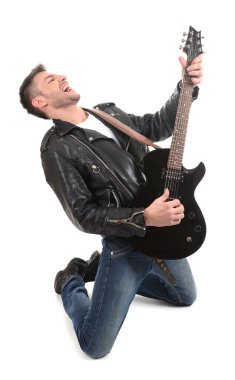 genç müzisyen üzerine beyaz izole gitar çalmak