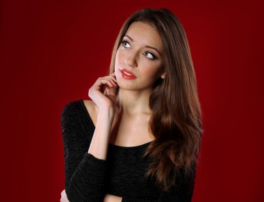 renkli arka plan üzerinde çekici bir kadın