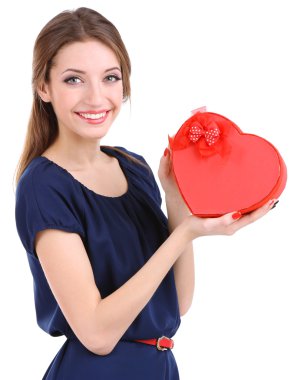 çekici bir kadın üzerinde beyaz izole kalp şeklinde kutusu