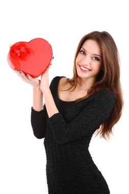 hediye kutusu üzerinde beyaz izole kalp şeklinde çekici kadın