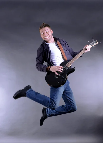 Joven músico tocando la guitarra, aislado en blanco —  Fotos de Stock