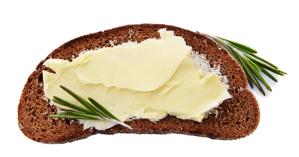 Scheibe Roggenbrot mit Butter, isoliert auf weiß — Stockfoto