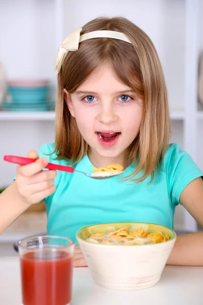 Mooi meisje ontbijt eten in keuken thuis — Stockfoto