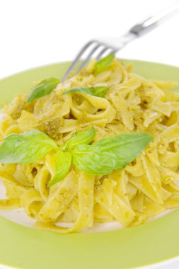 lezzetli pasta plaka yakın çekim üzerine pesto ile