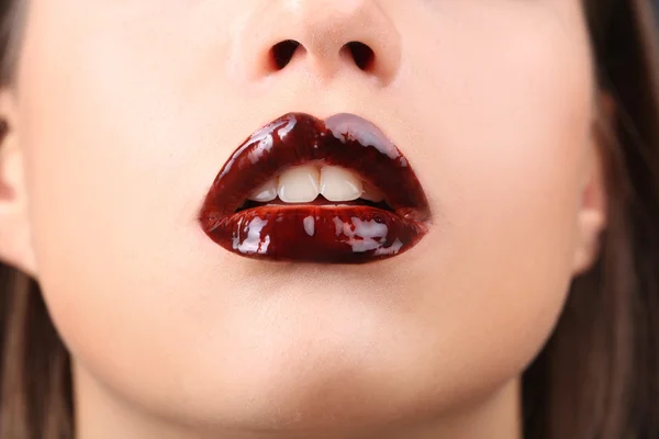 초콜릿에 여성 입술의 근접 촬영 — 스톡 사진