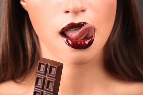 Primer plano de labios femeninos en chocolate —  Fotos de Stock