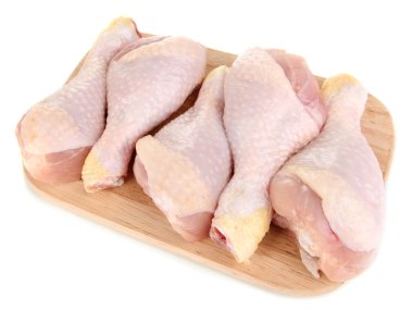 beyaz izole çiğ tavuk budu