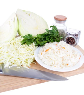 marynowane kapusty (kapusta kiszona), na białym tle