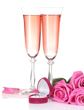 gözlük ve üzerinde beyaz izole pembe gül pembe ışıltı şarap ile kompozisyon