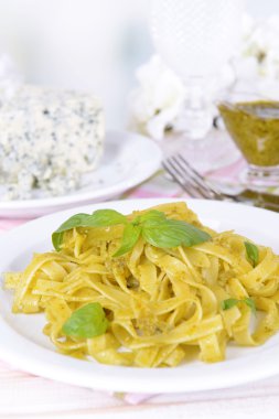 masada açık renkli plaka üzerine pesto ile lezzetli makarna