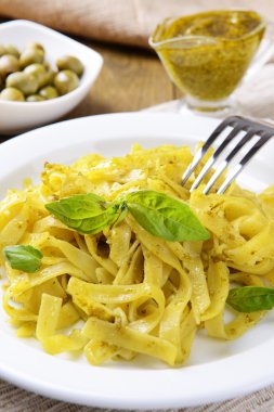 lezzetli pasta plaka üzerinde tablo yakın çekim pesto ile
