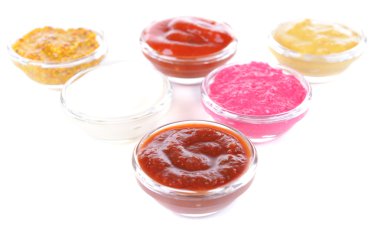 çeşitli soslar üzerinde beyaz izole