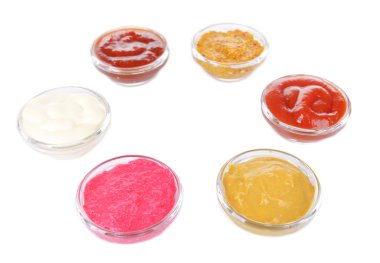 çeşitli soslar üzerinde beyaz izole