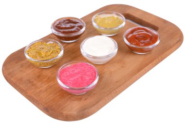 doğrama kurulu üzerinde beyaz izole üzerinde çeşitli soslar