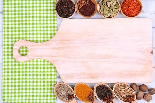 Diverses épices et herbes avec planche en bois vide — Photo