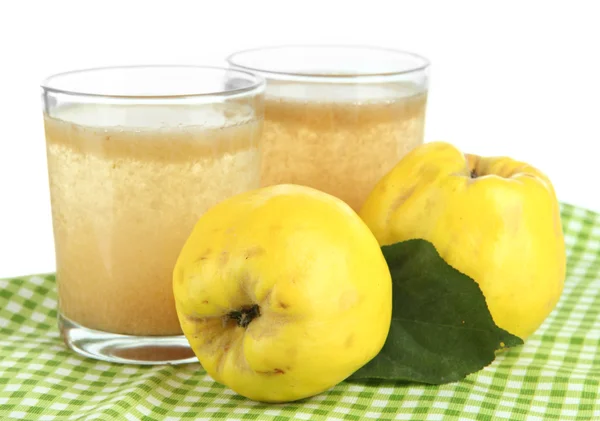 Söt kvitten med juice på bordet på vit bakgrund — Stockfoto