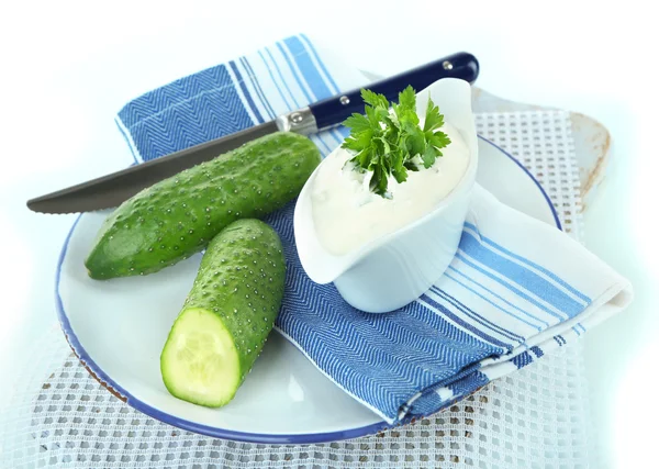 Yaourt au concombre en sauceboat, sur serviette de couleur, isolé sur blanc — Photo