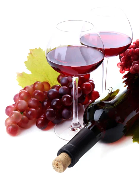 与红酒、 葡萄和瓶子上白色孤立的酒杯 — 图库照片