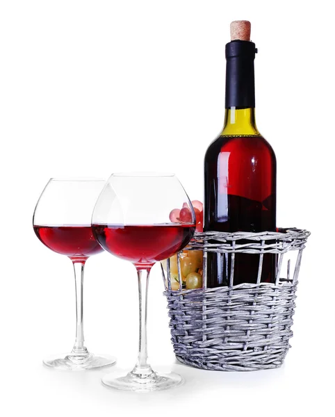 Gafas de vino con vino tinto, y botella aislada en blanco —  Fotos de Stock
