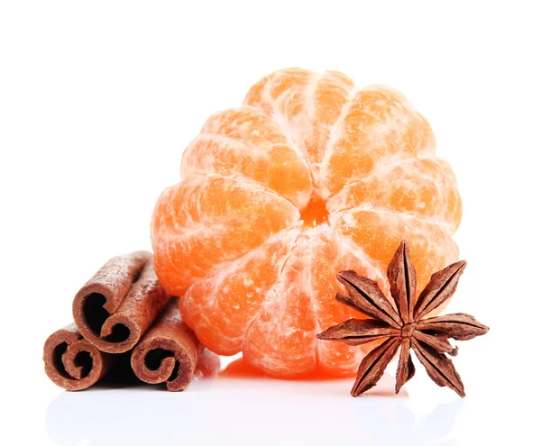Reife süße Mandarinen und Gewürze, isoliert auf weiß — Stockfoto