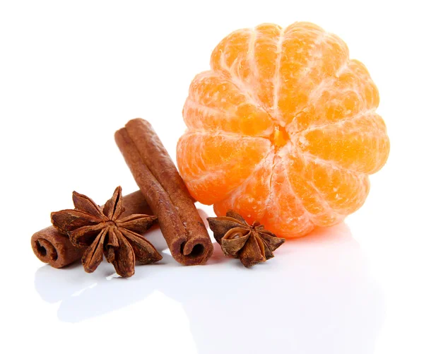 Reife süße Mandarinen und Gewürze, isoliert auf weiß — Stockfoto