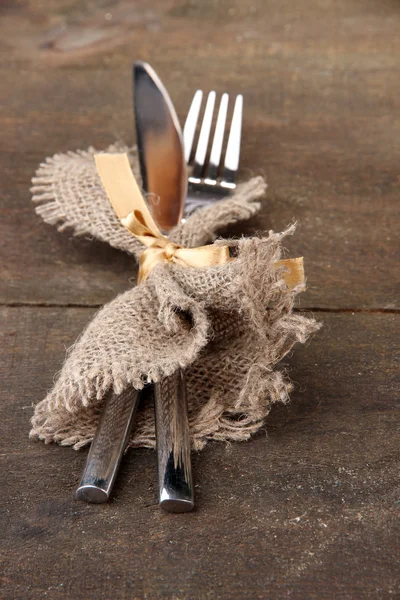 Lepel en vork op houten tafel — Stockfoto