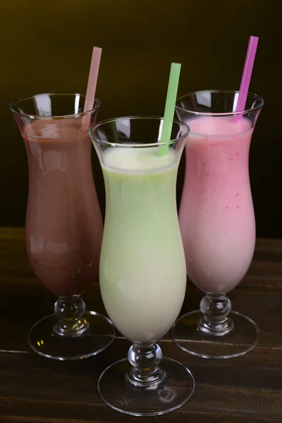 Молочні коктейлі на столі на темно-жовтому тлі — стокове фото