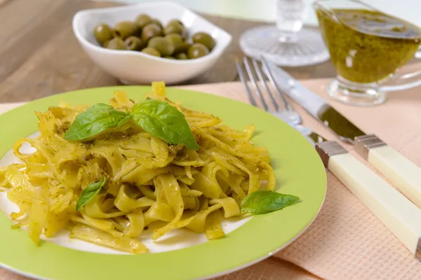 Délicieuses pâtes avec pesto sur assiette sur table close-up — Photo