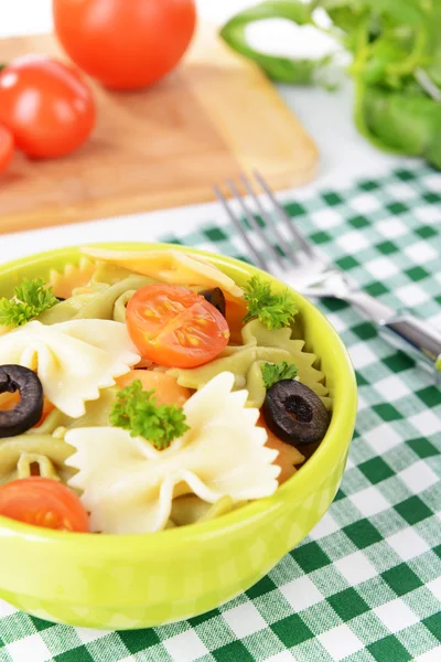 Deliziosa pasta con pomodori in tavola primo piano — Foto Stock