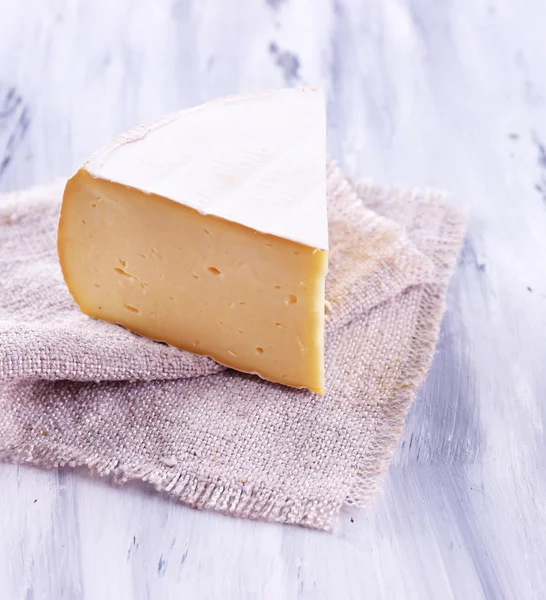 Sabroso queso Camembert con tomillo, sobre mesa de madera —  Fotos de Stock