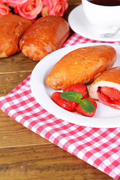 taze pişmiş pasties plaka üzerinde tablo close-up çilekleri ile