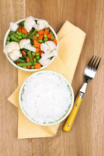 Ugotowany ryż z warzywami na drewnianym stole — Zdjęcie stockowe