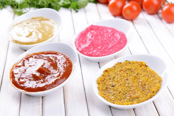 Varias salsas en primer plano de la mesa — Foto de Stock