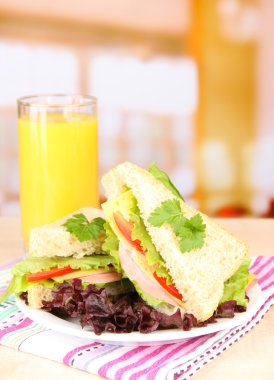 masada açık renkli plaka üzerinde taze ve lezzetli sandviçler