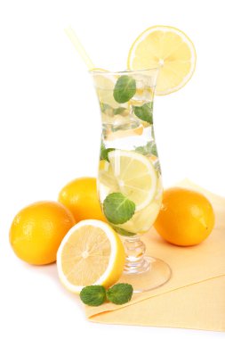 Bir bardak limonlu ve naneli kokteyl, beyaz üzerine izole edilmiş.