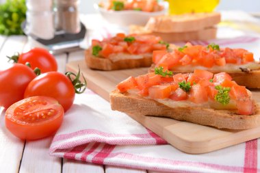 Kesme tahtasında domatesli lezzetli bruschetta.