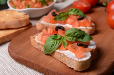Kesme tahtasında domatesli lezzetli bruschetta.