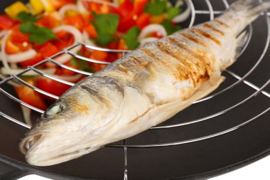 wok yakın çekim üzerinde lezzetli ızgara balık