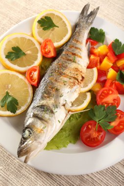 Nefis ızgara balık plaka üzerinde tablo yakın çekim