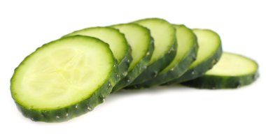 beyaz izole dilimlenmiş taze salatalık