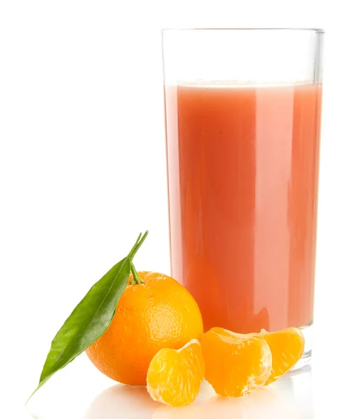 Стакан сока и спелый сладкий мандарин с листом, изолированный на белом — стоковое фото