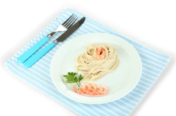 Těstoviny s krevetami na bílém štítku, izolované na bílém — Stock fotografie