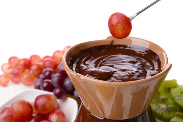 Fondue de chocolate com frutas fatiadas, isolado em branco — Fotografia de Stock