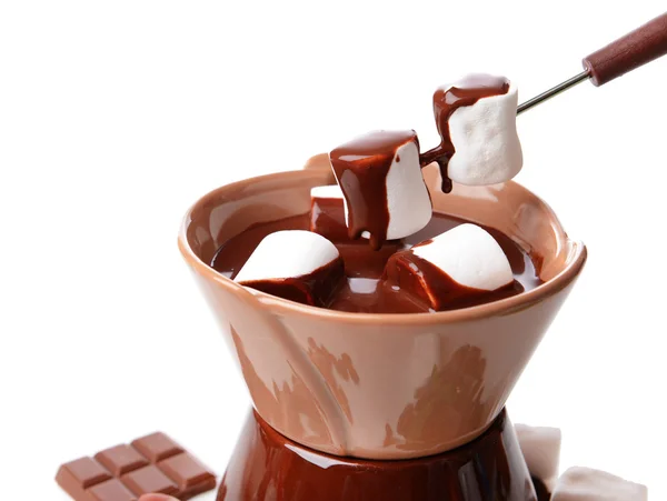 Шоколадное фондю с зефиром, изолированные на белом — стоковое фото