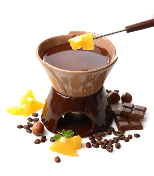 Chocolade fondue met fruit, geïsoleerd op wit — Stockfoto