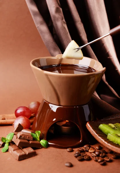 巧克力火锅用棕色背景上的水果 — 图库照片