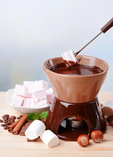 Fondue σοκολάτας με καραμέλες marshmallow, στο ξύλινο τραπέζι, επάνω ελαφρύς υπόβαθρο — Φωτογραφία Αρχείου