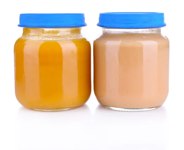 Alimentos para bebés em frascos de vidro, isolados a branco — Fotografia de Stock