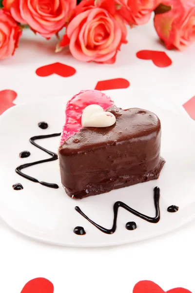 Bolo doce com chocolate no prato close-up — Fotografia de Stock