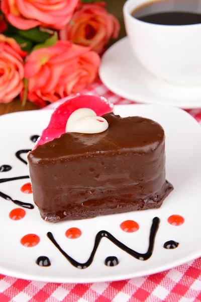 Sladký dort s čokoládou na štítku na tabulka detail — Stock fotografie